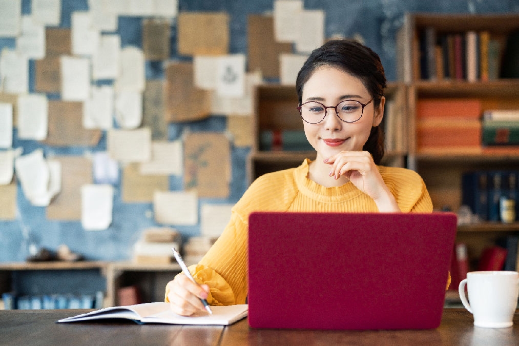 Young asian woman working in the office.