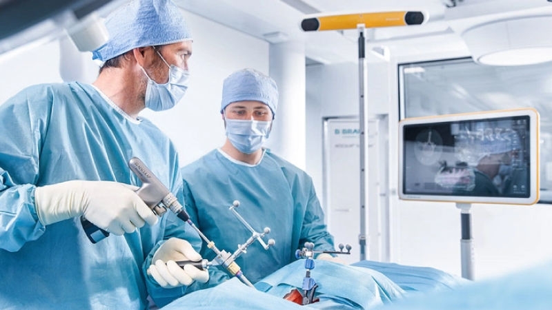 脊椎ナビゲーション付き手術室の外科医
