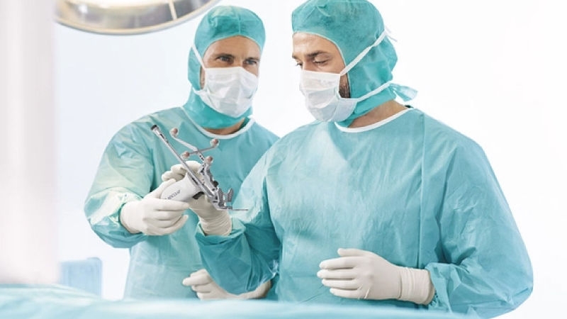 OrthoPilot® Elite Multitool を使用している 2 人の外科医